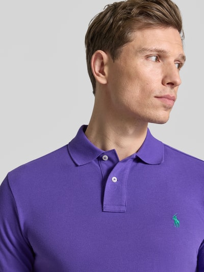 Männermodel trägt Slim Fit Poloshirt aus reiner Baumwolle von Polo Ralph Lauren in Optik: Unifarben, Logo-Stitching, Nahaufnahme Oberkörper.