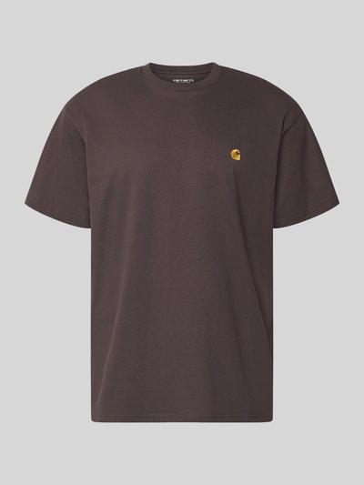 Produktfoto, Regular Fit T-Shirt mit Logo-Stitching Modell 'Chase' von Carhartt Work In Progress in Dunkelbraun, reine Baumwolle, Rundhalsausschnitt