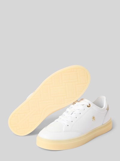 Productfoto, witte sneakers van leer met logo-details en crèmekleurige zool, Sneaker aus echtem Leder mit Logo-Details van Tommy Hilfiger, dames
