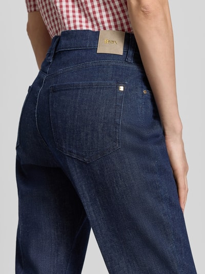 Frauenmodel trägt Straight Fit Jeans im 5-Pocket-Design Modell 'MAY' von Brax, dunkelblauer Baumwoll-Mix mit Stretch, Detailaufnahme Rückansicht.