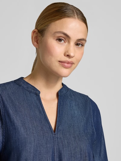 Frauenmodel trägt Knielanges Jeanskleid mit V-Ausschnitt Modell 'Wonema' von OPUS aus Reine Baumwolle, Nahaufnahme Oberkörper.