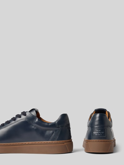 Produktfoto, Sneaker aus echtem Rindsleder Modell 'McJulien' von GANT, dunkelblau mit brauner Sohle, glatte Textur, Herren Sneaker.