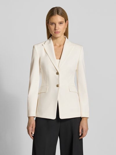 Frauenmodel trägt Shaped Fit Blazer mit steigendem Revers Modell 'ASMALLA' von HUGO, Optik: Unifarben, 2-Knopf-Verschluss, Langarm, Pattentaschen, Ganzkörperansicht von vorne.