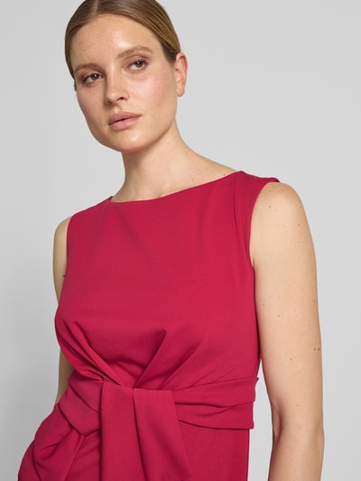Frauenmodel trägt Knielanges Cocktailkleid mit Knotendetail von Vera Mont in Rot, Material-Mix mit Stretch-Anteil, Nahaufnahme Oberkörper.