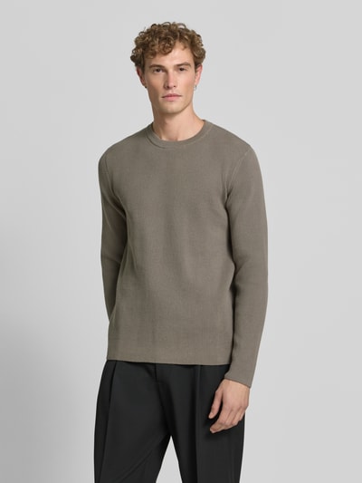 Männermodel trägt Slim Fit Strickpullover Baumwoll-Mix von Lindbergh, gerippte Optik, Rundhalsausschnitt, Ganzkörperansicht von vorne.