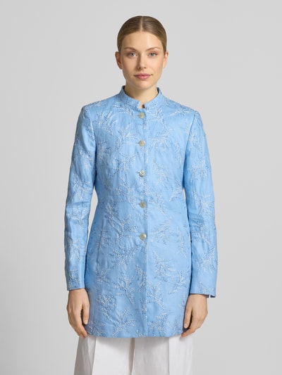 Frauenmodel trägt Slim Fit Longblazer aus Leinen mit Stehkragen von WHITE LABEL, hellblau mit floralen Stitchings, Knopfleiste, Ganzkörperansicht von vorne. Rückenlänge 80 cm, Brustweite 33 cm, Ärmellänge 62 cm.