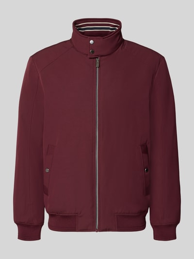 Produktfoto, Regular Fit Jacke mit Stehkragen von Christian Berg Men in Weinrot, sichtbare Eingrifftaschen, Reißverschluss, elastische Abschlüsse