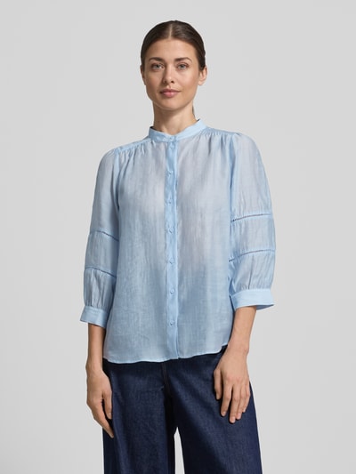 Frauenmodel trägt Regular Fit Bluse mit 3/4-Arm von More & More im Lyocell-Mix, hellblau, Rundhalsausschnitt, Ganzkörperansicht von vorne. Rückenlänge bei Größe 36: 62 cm, Ärmellänge: 49 cm, lässige Textur, glatte Oberfläche.