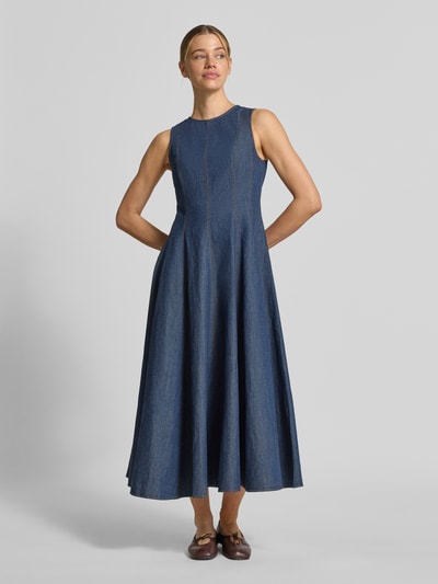 Frauenmodel trägt Midikleid aus Baumwoll-Leinen-Mix mit Rundhalsausschnitt von Jake*s Collection in Denim-Optik, A-Linie, Dunkelblau, Ganzkörperansicht von vorne, Rückenlänge bei Größe 36: 126 cm, Brustweite bei Größe 36: 44 cm.