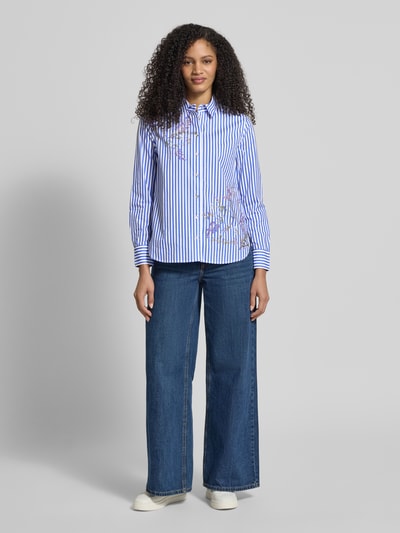 Frauenmodel trägt Regular Fit Hemdbluse mit floralem Print von Christian Berg Woman, Baumwoll-Mix, Hemdblusenkragen, Langärmelig, Ganzkörperansicht von vorne.