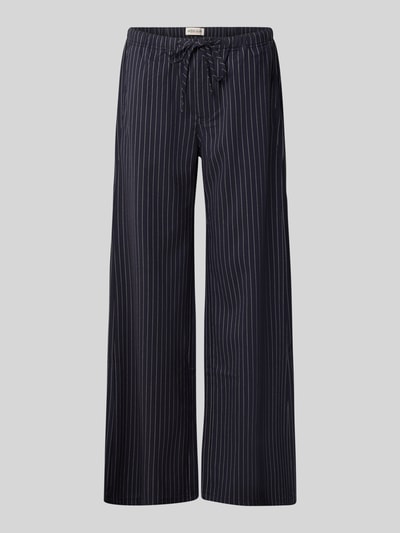 Produktfoto, Wide Fit Hose mit elastischem Bund von GUESS, dunkles Material mit feinen weißen Streifen, Tunnelzug und Bundfalten, für Damen, neutrale Hintergrundfarbe, Bundweite 41 cm, Innenbeinlänge 80 cm