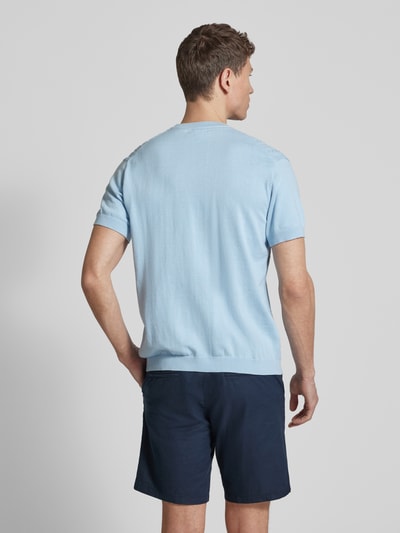 Männermodel trägt T-Shirt mit Zopfmuster von Lindbergh in Hellblau, reine Baumwolle, gerader Schnitt, Strick-Optik, Ganzkörperansicht Rückansicht.