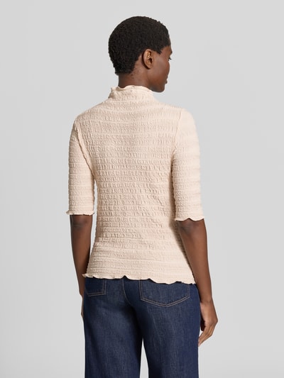 Frauenmodel trägt Regular Fit T-Shirt mit Strukturmuster Modell 'LT JULI' von Betty Barclay in Beige, strukturierte Oberfläche, Ganzkörperansicht Rückansicht, Damen T-Shirt von Betty Barclay.