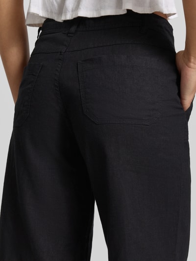 Frauenmodel trägt Mid Waist Hose aus Leinen-Baumwoll-Mix von Gina Tricot, Schwarz, sichtbare Gesäßtaschen, Detailaufnahme Rückansicht. Damen Hose, Tunnelzug, Eingrifftaschen, weites Bein, Bundweite 40 cm, Innenbeinlänge 78 cm bei Größe 36.