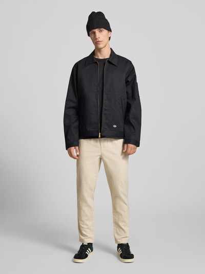 Männermodel trägt Tapered Leinenhose aus Baumwoll-Leinen-Mix Modell 'LINUS' von Only & Sons in Melange-Optik, Ganzkörperansicht von vorne.