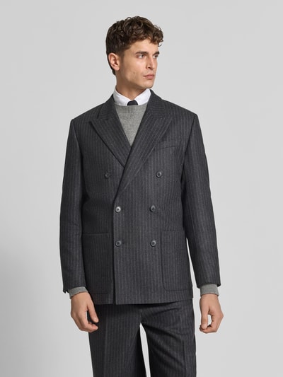 Męski model nosi Regular Fit Sakko aus Woll-Mix od Filippa K, ciemnoszary w paski, Kołnierz z połami, listwa guzikowa 2-rzędowa, wpuszczane kieszenie, Długość tyłu w rozmiarze 50: 79 cm, Szerokość w rozmiarze 50: 45 cm, Długość rękawów w rozmiarze 50: 67 cm, widok całej sylwetki od przodu.