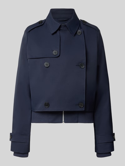 Produktfoto, Kurzer Trenchcoat mit Ärmelriegeln von monari in dunklem Blau, glatte Oberfläche, Doppelknopfleiste, gerader Schnitt
