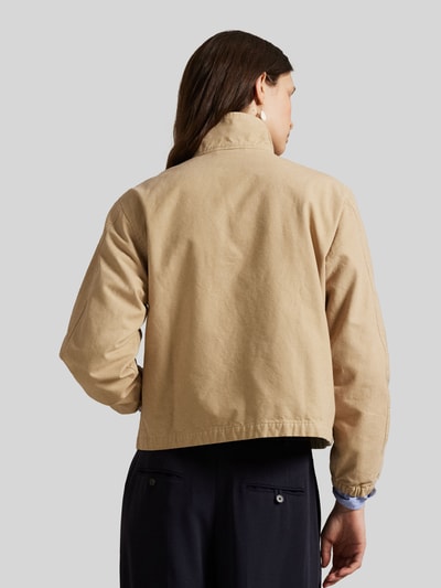 Vrouwenmodel draagt Regular Fit Blouson uit pure katoen van Polo Ralph Lauren in effen beige met elastische zoom, zicht van achteren.