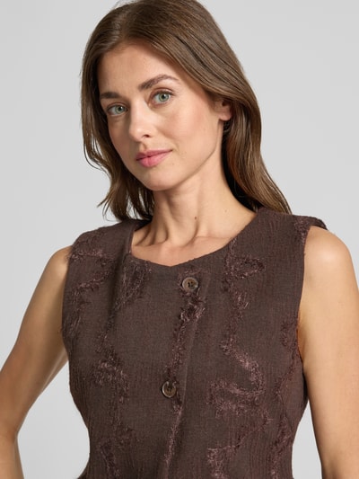 Vrouwenmodel draagt bodywarmer van Materiaalmix met katoenmix, getailleerd model, Model 'JURLIE' van ICHI, ronde hals, knoopsluiting, Nahaufnahme Oberkörper.