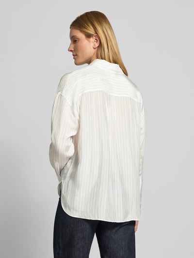 Frauenmodel trägt Gestreifte Bluse aus Viskose - curated by Viky Rader von Style Icon Collection, weiß mit feinen Streifen, Relaxed Fit, Hemdblusenkragen, Viskose-Mix, durchgehende Knopfleiste, überschnittene Schultern, 1-Knopf-Manschetten, Rückenlänge 65 cm, Ärmellänge 53 cm, Ganzkörperansicht Rückansicht.