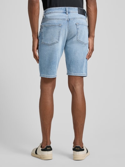 Männermodel trägt Regular Fit Jeansshorts aus Baumwoll-Mix Modell 'MAINE SHORTS' von BOSS Orange, hellblaue Optik: Unifarben, Label-Patch, Nieten, Label-Stitching, 5-Pocket-Design, Denim Materialverarbeitung, Ganzkörperansicht Rückansicht.