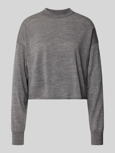 Productfoto, gebreide pullover van zuivere scheerwol in grijs met fijne textuur, relaxed fit, model 'MALESE' van DRYKORN, ronde hals, ruglengte maat S 49 cm, mouwlengte maat S 52 cm