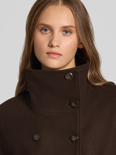 Frauenmodel trägt Regular Fit Kurzmäntel mit Stehkragen Modell 'AUGUSTA' von ONLY, unifarben, doppelreihig, Nahaufnahme Oberkörper.
