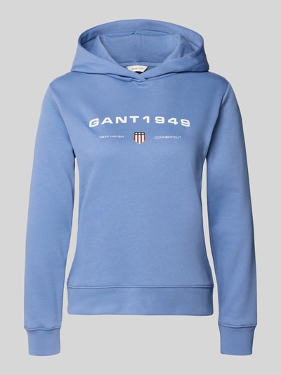 Frauenmodel trägt Regular Fit Hoodie mit Label-Print od Gant, mieszanka bawełny, kolor jasnoniebieski, nadruk z logo, Ganzkörperansicht von vorne.