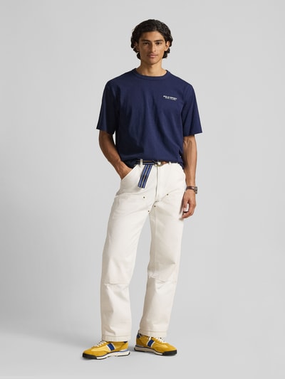 Männermodel trägt Regular Fit T-Shirt aus reiner Baumwolle von Polo Ralph Lauren in Dunkelblau, unifarben, Label Print, Rundhals, Ganzkörperansicht von vorne.