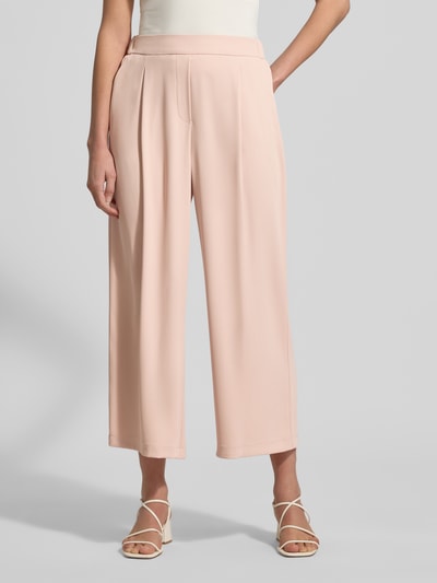 Frauenmodel trägt Stoffhose mit elastischem Bund von Jake*s Collection, weiter Schnitt, Material-Mix mit Stretch-Anteil, Gelegte Falten, Bundweite 37 cm, Innenbeinlänge 61 cm, hellrosa, glatte Textur, Ganzkörperansicht von vorne.