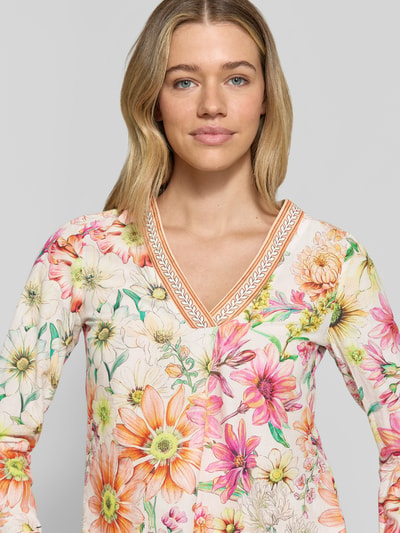 Frauenmodel trägt Regular Fit Bluse im Allover-Look von Emily Van den Bergh aus Reine Baumwolle, bunte Blumen, Nahaufnahme Oberkörper.