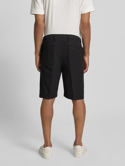Männermodel trägt Hose mit Gesäßtaschen von MARKUP in Schwarz aus Reine Baumwolle, Regular-Fit, Bundweite 48 cm, Innenbeinlänge 72 cm, Ganzkörperansicht Rückansicht.