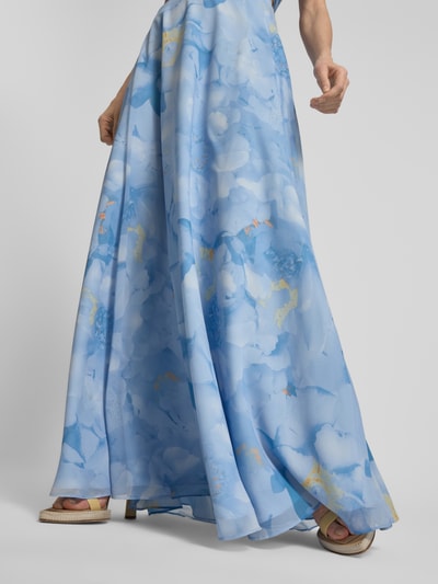 Frauenmodel trägt Regular Fit Maxirock mit floralem Allover-Print von Jake*s Cocktail in Blau mit Reißverschluss aus Chiffon, Ganzkörperansicht von vorne.