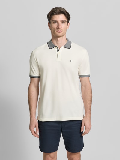Männermodel trägt Modern Fit Poloshirt mit Stitching von Fynch-Hatton in Creme mit grauem Kragen, reine Baumwolle, Ganzkörperansicht von vorne.