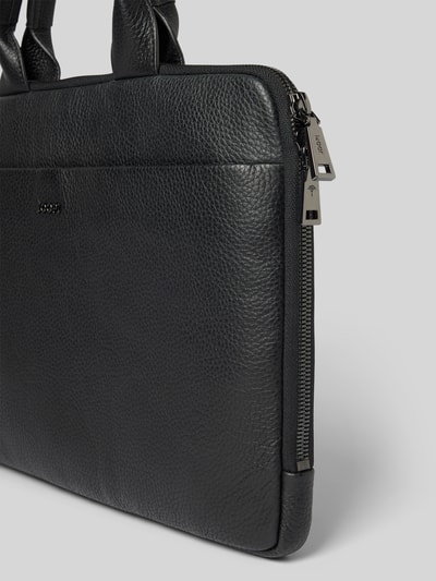 Produktfoto, Laptoptasche mit Tragehenkeln Modell 'Cardona Samu' von JOOP! Collection, schwarzes Leder mit sichtbarer Narbung und Reißverschluss, Label-Detail, rechteckige Form, Maße 39x29x6 cm, silberne Beschläge, Schulterriemen 31 cm