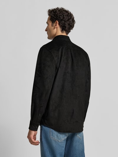 Männermodel trägt Oversized Hemdjacke mit Logo-Stitching Modell 'Ekel' von HUGO in Schwarz, glatte Textur, Herren Hemdjacke, Ganzkörperansicht Rückansicht.