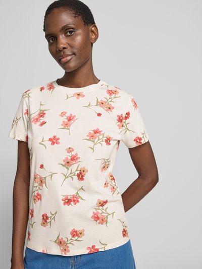 Frauenmodel trägt T-Shirt im Allover-Look mit Rundhalsausschnitt von Jake*s Casual in Creme mit Blumenmuster, reine Baumwolle, Regular Fit, Nahaufnahme Oberkörper.