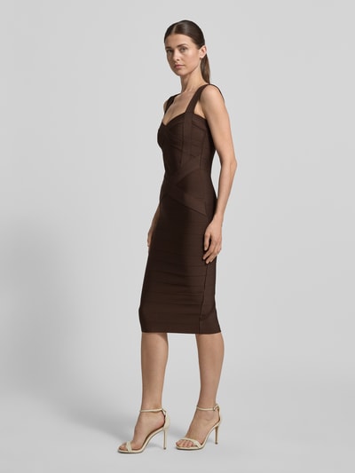 Modelka kobieca ma na sobie Slim Fit Kleid im ärmellosen Design od Lipsy, elastyczna mieszanka materiałów, fakturowany wzór, zamek błyskawiczny, krój bez rękawów, długość tyłu w rozmiarze 36: 85 cm, szerokość w rozmiarze 36: 33 cm, widok całej sylwetki z przodu