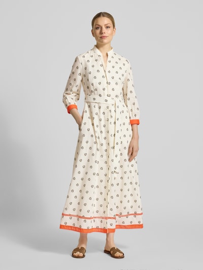 Frauenmodel trägt Maxikleid mit Zier-Bordüre von Marc Cain aus reiner Baumwolle, floraler Allover-Print, taillierte Passform, Ganzkörperansicht von vorne
