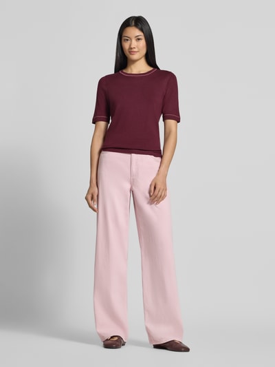 Frauenmodel trägt Pullover aus Viskose-Mix in Strick-Optik von Christian Berg Woman, bordeaux, schmale Passform, elastische Abschlüsse, Halbarm, Ganzkörperansicht von vorne.