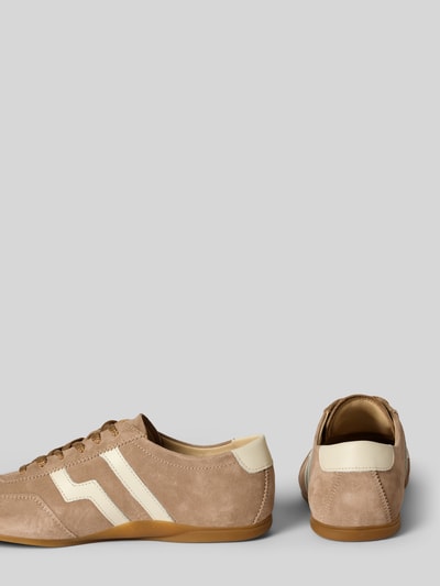 Productfoto, Sneaker aus Leder Modell 'Sperly' van Gant, dames sneakers van echt leer, afgeronde punt, vetersluiting, labeldetail, hakhoogte maat 40: 1 cm, schachthoogte: 7 cm, schachtbreedte: 9 cm, beige en crèmekleurige tinten, gladde en suède texturen, witte accenten.