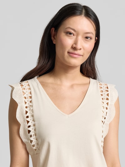 Frauenmodel trägt Regular Fit Top aus reiner Baumwolle Modell 'GABBY' von Vero Moda, Optik: Unifarben, Strick-Applikation, V-Ausschnitt, Nahaufnahme Oberkörper.