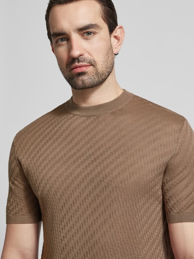 Männermodel trägt Slim Fit T-Shirt mit Lyocell- und Woll-Anteil von Emporio Armani, Strick-Optik, Kurzärmelig, Rundhalsausschnitt, Material-Mix, Herren T-Shirt, Nahaufnahme Oberkörper.
