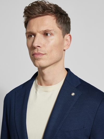 Männermodel trägt Slim Fit Anzug mit 2-Knopf-Sakko van Manuel Ritz in blauw, viscosemix met stretch, reverskraag, borstzak, detailopname bovenlichaam.