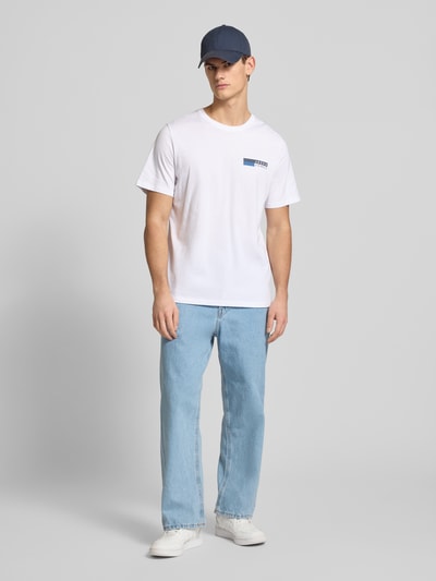Männermodel trägt T-Shirt mit Label-Print Modell 'CORP' von JACK & JONES, reine Baumwolle, gerade Passform, Unifarbenes-Design, Ganzkörperansicht von vorne.