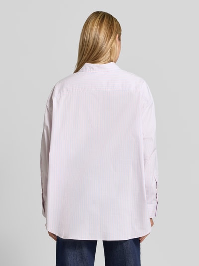 Frauenmodel trägt Oversized Hemdbluse aus Baumwoll-Mix Modell 'SOABIRD' von American Vintage in hellem Farbton mit dezentem Streifenmuster, Blusenkragen, langärmlig, elastischer Stoff, lockere Passform, Rückenansicht, Ganzkörperansicht Rückansicht.
