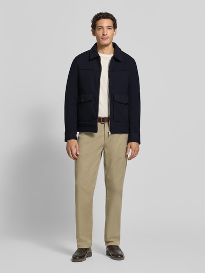 Männermodel trägt Regular Fit Jacke mit Klappentaschen von MCNEAL, dunkelblau, Klappentaschen, Webstoff, Ganzkörperansicht von vorne