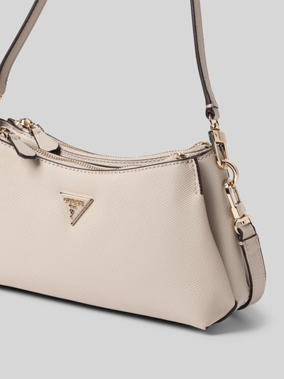 Produktfoto, Handtasche mit Label-Applikation od Guess, model 'ECO NOELLE II', beżowa faktura, złote detale, szerokość w rozmiarze 28 cm, długość 14 cm, głębokość 7 cm, długość paska 113 cm