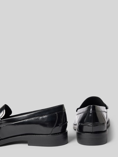 Produktfoto, glänzender schwarzer Loafer aus echtem Rindsleder von Tamaris, glatte Oberfläche, klare Linien, Damen Loafer von Tamaris