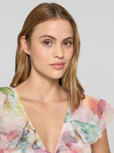 Frauenmodel trägt Maxikleid im Stufen-Look mit Taillenband von LACE & BEADS, Mesh, V-Ausschnitt, florale Farben, Nahaufnahme Oberkörper.